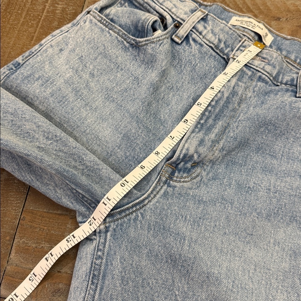 Abercrombie and Fitch Ultra High Rise 90s Straight Jean - Picture 5 of 11